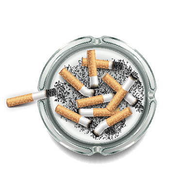 烟灰缸与香烟隔离在白色载体上图片下载