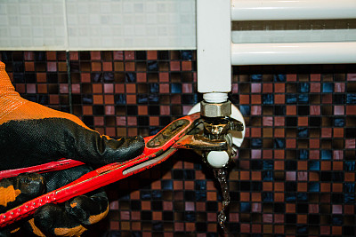 浴室用扳手修理暖气片图片下载