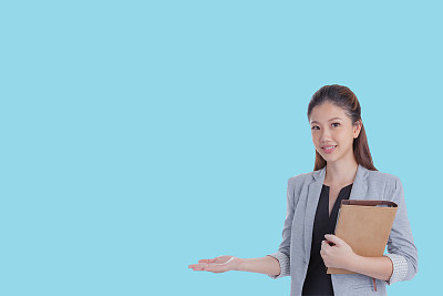 女商人展示蓝色的拷贝空间。图片下载