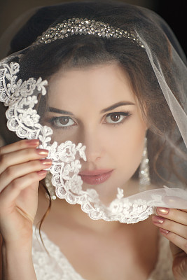 穿着白色婚纱和面纱的美丽新娘图片下载