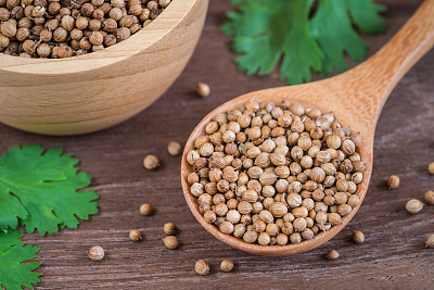 木勺上放香菜籽图片下载