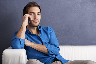 年轻人使用手机图片下载