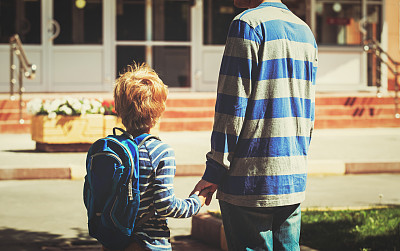 父亲牵着儿子去上学图片下载