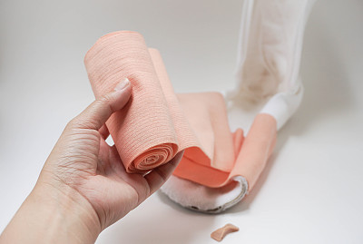 伤口治疗时，用绑带包夹板隔离严密护理手图片下载