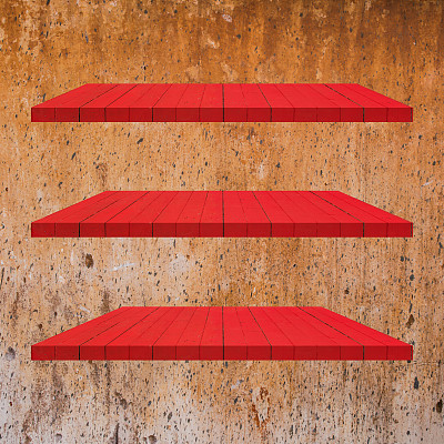 旧水泥墙背景上的红木架子桌子图片下载