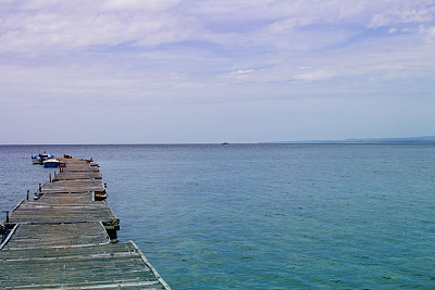 静海有船和木码头景观。浪漫的海边景色色调的照片。图片下载