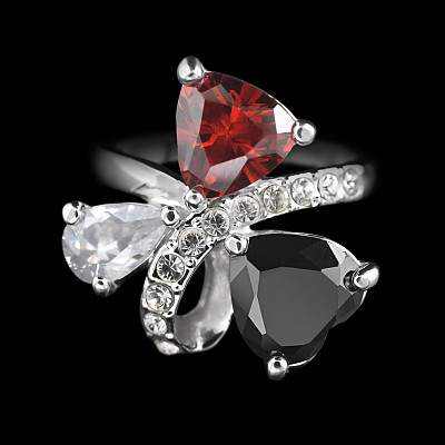 黑色的钻石戒指图片下载