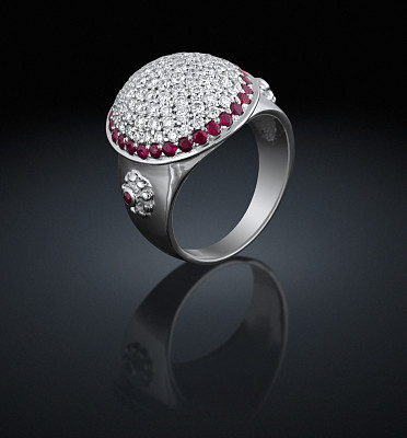 银色戒指与钻石和红色宝石在黑色的背景图片下载