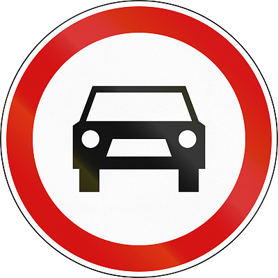 斯洛文尼亚的一个禁止标志-禁止汽车图片下载