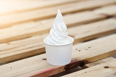 柔软的白色奶油牛奶冰淇淋木制背景图片下载