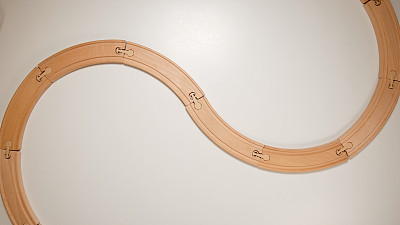 俯视图:木制玩具曲线铁路图片下载