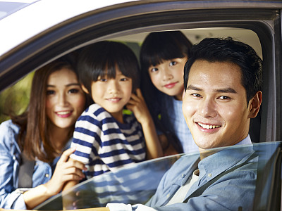 亚洲家庭驾车旅行图片下载