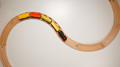 俯视图:木制玩具火车在弯曲的木制铁路上图片下载