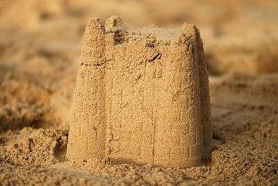 一个沙堡形成了强烈的对比图片下载