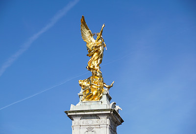 英国伦敦，白金汉宫前的维多利亚女王纪念碑图片下载