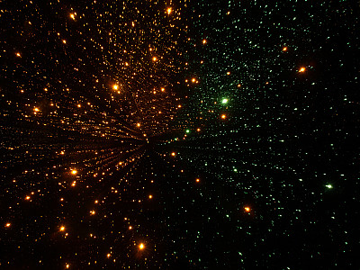 五颜六色的星星在黑色的背景上闪烁图片下载