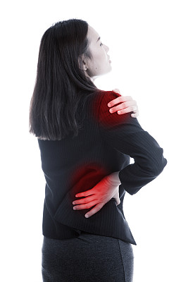 年轻的亚洲女商人背部疼痛。图片下载