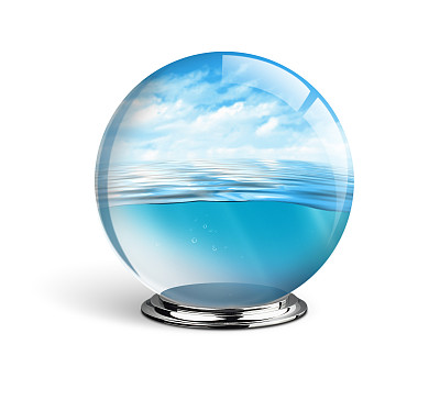 蓝色的大海和天空在玻璃球上孤立在白色的背景上图片下载