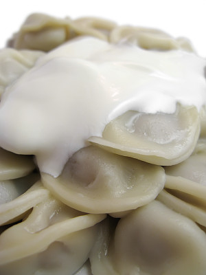 鲜肉饺子配酸奶油图片下载