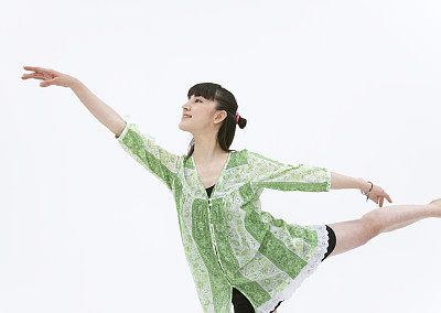 年轻女性跳舞图片下载