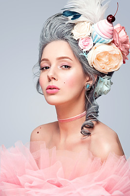 拿着蛋糕的金发美女。甜美性感的女士。复古风格。时尚的照片图片下载