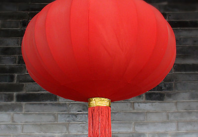 中国陕西西安古城墙上悬挂的灯笼图片下载