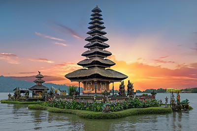 Ulun Danu temple在印度尼西亚的巴厘岛日落时分图片下载