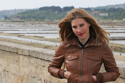 手放在夹克里图片下载