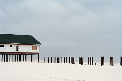 用木板封住的海滨别墅图片下载