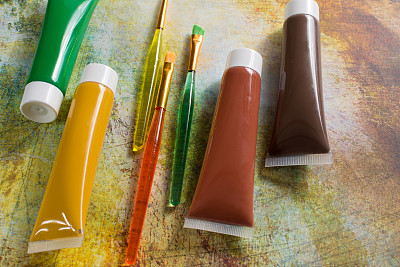 颜色的自然-混合绿色，黄色和棕色-家庭或办公室的室内设计概念，管与丙烯酸漆和绿色刷图片下载