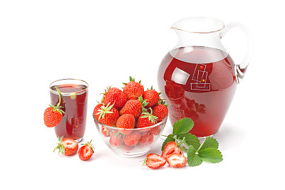 新鲜草莓和草莓汁分离在白色背景图片下载