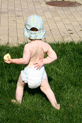 穿着尿布吃苹果的婴儿图片下载