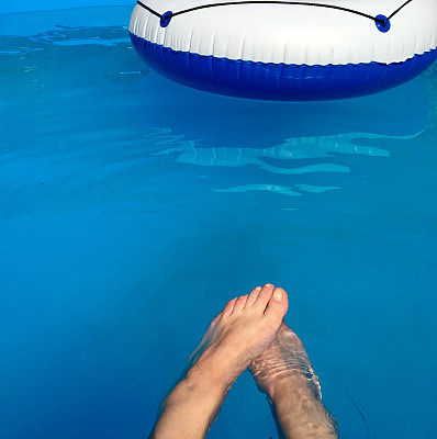 脚在水里图片下载