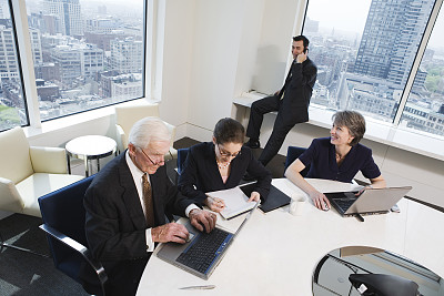 四个高管在城市里开会。图片下载