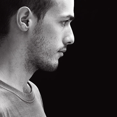 一个年轻人的侧面图片下载