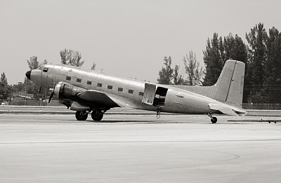 老螺旋桨飞机图片下载