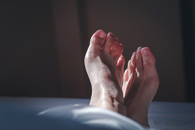 晨步女性足部睡眠放松概念图片下载