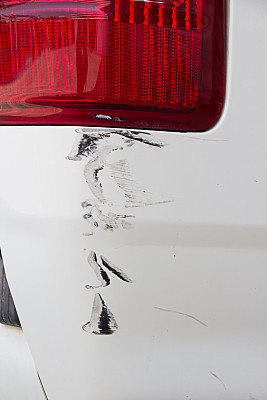 汽车尾灯下的刮痕图片下载