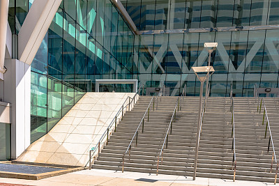 玻璃建筑前面的楼梯图片下载