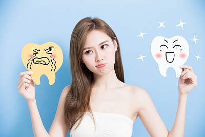 女人取可爱的牙齿图片下载