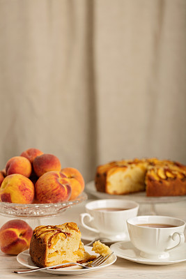 自制美味芳香的桃子派。图片下载