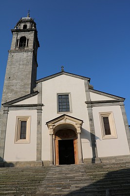 意大利皮埃蒙特帕兰扎维尔巴尼亚圣列奥纳多教堂的楼梯图片下载