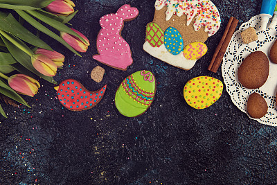 郁金香和姜饼饼干图片下载