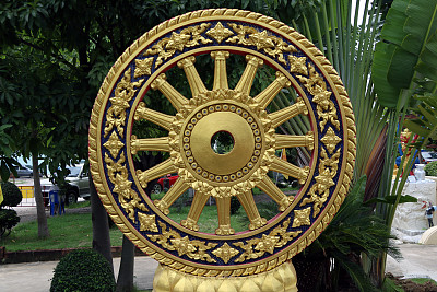 金色的佛法轮，用蓝色的小玻璃装饰。图片下载