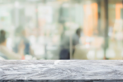 石头桌面和模糊的餐厅内部背景-可以用来展示或蒙太奇您的产品。图片下载