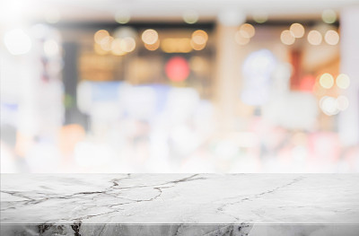 石头桌面和模糊的餐厅内部背景-可以用来展示或蒙太奇您的产品。素材图片