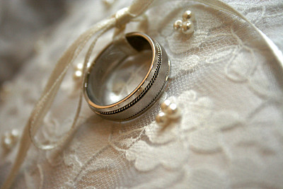 枕上的银婚戒图片下载
