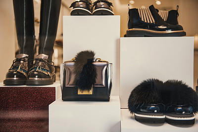 意大利米兰一家时装店展示的鞋子和钱包。图片下载