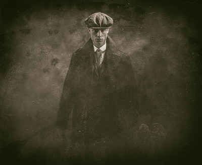 古董湿板照片，威胁20世纪20年代英国歹徒拿着枪在烟雾弥漫的房间。素材图片