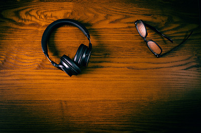 耳机放在木桌上图片下载